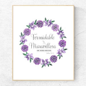Może przedstawiać: Drukowana grafika artystyczna z akwarelowym wieńcem fioletowych kwiatów i zielonych liści. Wieniec otacza tekst "Formidable y Maravillosa. He sido hecha. Salmo 139:14."