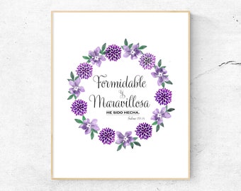 May include: A rectangular wall art print featuring a watercolor floral wreath in shades of purple and green. The center contains the black text Formidable y Maravillosa HE SIDO HECHA. Salmo 139:14, framed by light purple flowers and dark purple dahlias.