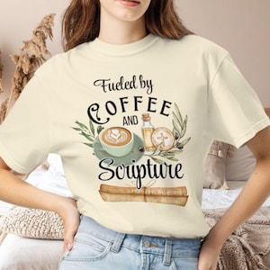 Maglietta "Alimentato da caffè e Scritture" / Maglietta cristiana per lo studio della Bibbia / Maglietta per amanti del caffè con un tocco di fede / Comfort Colors 1717 - Regalo cristiano