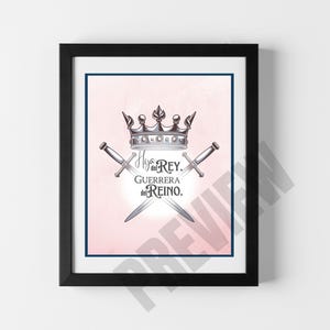 Könnte beinhalten: Ein gerahmter Druck mit rosa Hintergrund, der eine silberne Krone mit gekreuzten Schwertern und dem Text "Hija del Rey. Guerrera del Reino." zeigt.