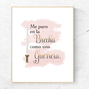 Op de afbeelding: Een roze aquarel achtergrond met een wit zwaard en gouden tekst die "Me paro en la Brecha como una Guerrera." luidt.