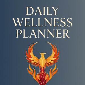 Pu&ograve; includere: Una copertina blu con il testo "DAILY WELLNESS PLANNER" in bianco. Una fenice stilizzata arancione e rossa &egrave; centrata sotto il testo. Il testo "BY ELEVATE THE SOUL" &egrave; sotto la fenice.
