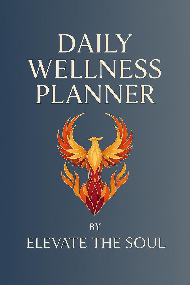 Pu&ograve; includere: Una copertina blu con il testo "DAILY WELLNESS PLANNER" in bianco. Una fenice stilizzata arancione e rossa &egrave; centrata sotto il testo. Il testo "BY ELEVATE THE SOUL" &egrave; sotto la fenice.