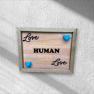 Love Human Love Holzschild - Stolz, Menschlichkeit und Unterstützen Dekor
