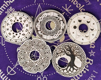 Soporte de esfera de cristal de madera de arce místico: decoración de altar con símbolos del zodíaco, nórdico y celta
