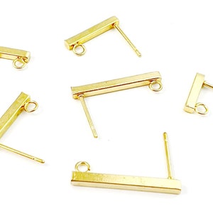 Pu&ograve; includere: Cinque perni per orecchini dorati con una barra rettangolare e un piccolo anello in cima. I perni sono progettati per realizzare orecchini.