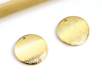 24Kゴールドメッキラウンドチャーム：ブラッシュドコインペンダント（18mm）