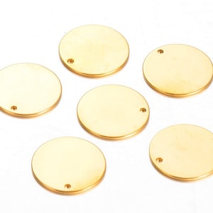 Pu&ograve; includere: Sei cerchi di metallo color oro con un piccolo foro al centro. I cerchi sono lisci e lucidi.