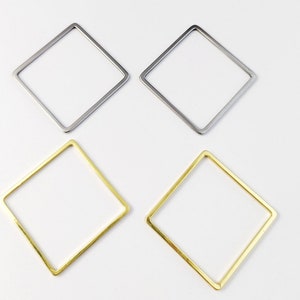 Puede incluir: Cuatro aros para pendientes en forma de diamante, dos plateados y dos dorados.