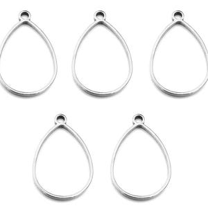 Op de afbeelding: Vijf zilverkleurige druppelvormige hangerblanks. Elke blank heeft een kleine lus aan de bovenkant om aan een ketting of ander sieradenonderdeel te bevestigen. De druppelvorm is glad en symmetrisch, met een gepolijste afwerking.