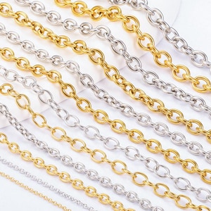 Op de afbeelding: Close-up van verschillende goud- en zilverkleurige kettingkettingen. De kettingen hebben verschillende schakelstijlen, waaronder ovale en delicate kettingen. De kettingen zijn diagonaal gerangschikt en tonen de verscheidenheid aan ontwerpen en afwerkingen.