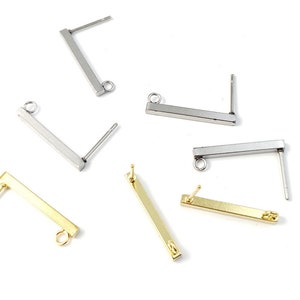 Pu&ograve; includere: Sei fermagli per orecchini con un design a barra. Tre sono argentati e tre sono dorati. Ogni fermaglio ha un anello a un'estremit&agrave; e un perno all'altra estremit&agrave;.