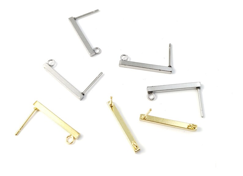 Pu&ograve; includere: Sei fermagli per orecchini con un design a barra. Tre sono argentati e tre sono dorati. Ogni fermaglio ha un anello a un'estremit&agrave; e un perno all'altra estremit&agrave;.