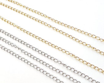Puede incluir: Tres hebras de cadena, dos doradas y una plateada, se colocan sobre una superficie blanca. Las cadenas son todas del mismo estilo, con un eslabón simple de forma ovalada.