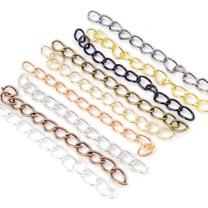 Puede incluir: Surtido de 10 eslabones de cadena en forma de corazón de diferentes colores. Las cadenas son de metal y están disponibles en plata, oro, bronce y negro.