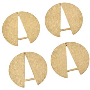 Pode incluir: Quatro pingentes de metal dourado. Cada pingente é um círculo com um recorte em forma de triângulo. Os pingentes têm uma textura de metal escovado e um pequeno orifício na parte superior para pendurar. Adequado para fazer joias.