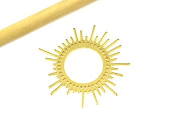Solberlocker i råmässing, solörhängen och hängen i mässing, solhalsband i mässing, smyckestillbehör 43x46x1mm