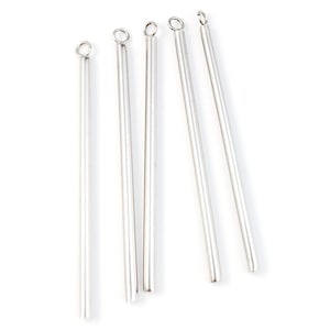 Puede incluir: Cinco anillos de salto de metal plateado con un bucle en la parte superior. Los anillos miden aproximadamente 2,5 cm de largo.