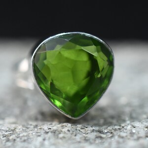 Anel de prata esterlina com peridoto: design delicado com faixa dividida