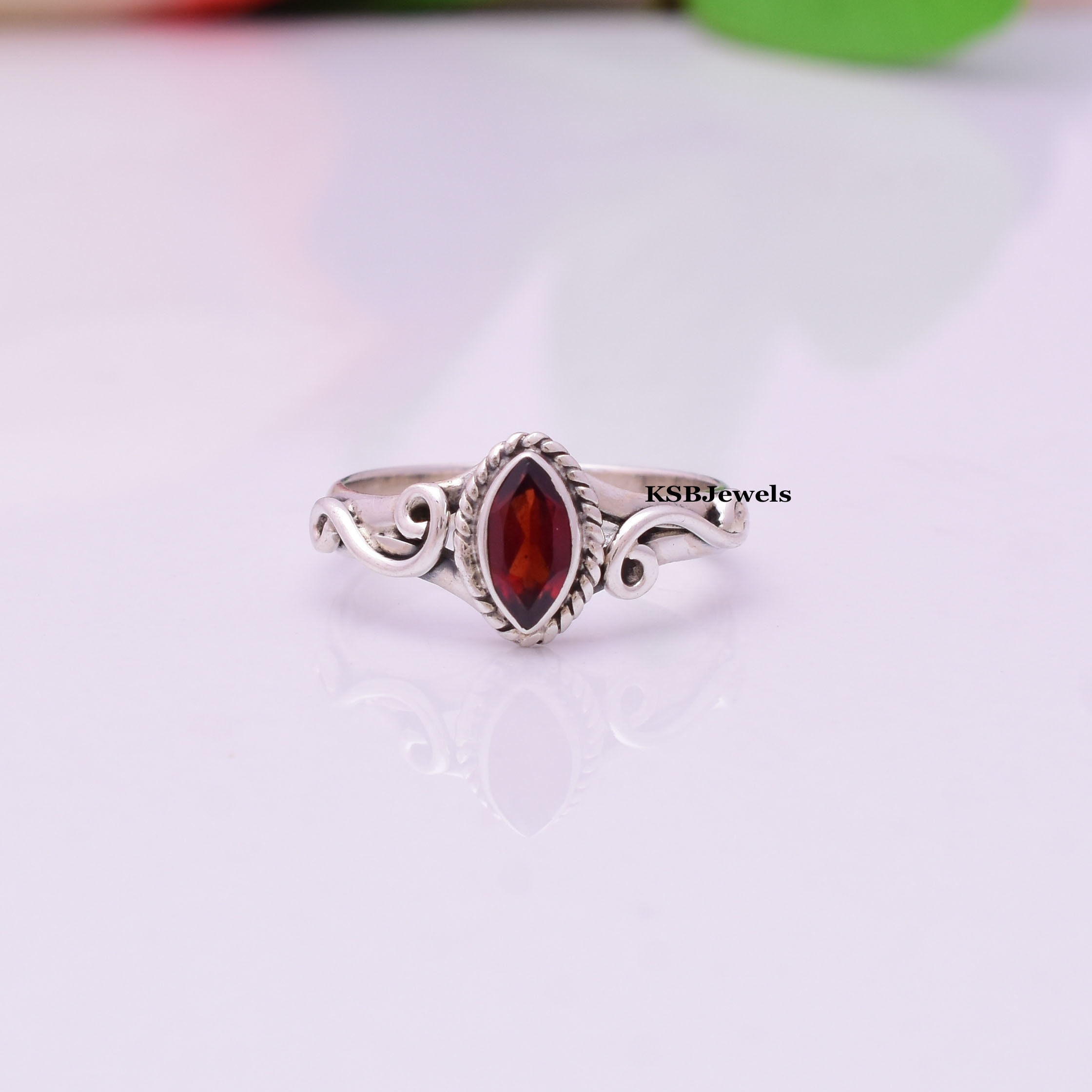 Bague En Argent Sterling 925 Avec Pierre Rouge Forme Marquise - Taille 6 1/2, Modèle #4074, Occasion