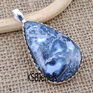 Maligano jasper protects you against negativity and is also an excellent grounding crystal. It not only stabilizes the aura but also balances the physical, emotional, and intellectual bodies with the ethereal.