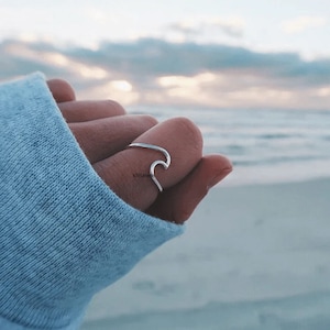 Schöner zierlicher & minimalistischer Meereswellenring, handgemachter Surferschmuck, Geschenk für sie, Boho-Schmuck, Ring für Frau, Valentinsring,