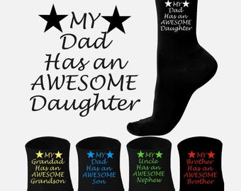 ¡Mi papá tiene una hija increíble! Calcetines de regalo personalizados. Novedad personalizada.