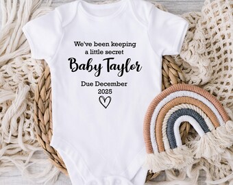 Chaleco de crecimiento para bebé personalizado. Anuncio: Próximamente. Apellido. Fecha de parto.