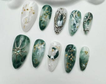 Uñas postizas de mármol verde hechas a mano: copos dorados, uñas almendradas largas