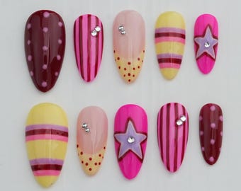 Unghie finte a margherita con punta francese, colore marrone mandorla autunnale.