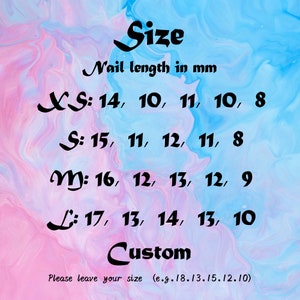 Puede incluir: Imagen que muestra tallas de u&ntilde;as en mil&iacute;metros (mm). Las tallas incluyen XS, S, M, L y Personalizado, con las medidas de longitud de u&ntilde;as correspondientes. El texto est&aacute; sobre un fondo colorido y arremolinado de rosa y azul.