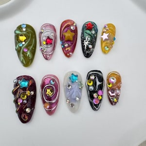 Unghie finte a forma di fiocco di stella fatte a mano: stile mandorla lungaUnghie personalizzate per feste/Unghie glitterate/Unghie scintillanti/Unghie marroni/Unghie a stellaRegalo per lei