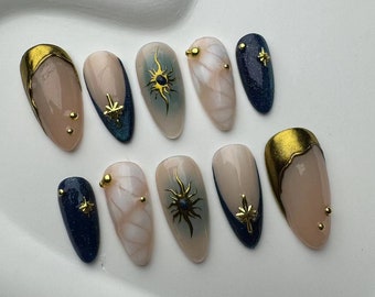 Uñas postizas dibujadas a mano: almendra, estilo Y2K