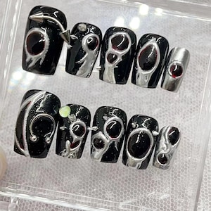 Benutzerdefinierte Press-On-Nägel: Black & Silver Flake Accent Nails