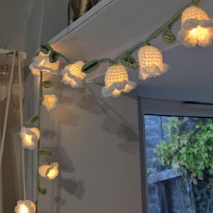 Patrón de luces de hadas de enredadera de flores de ganchillo