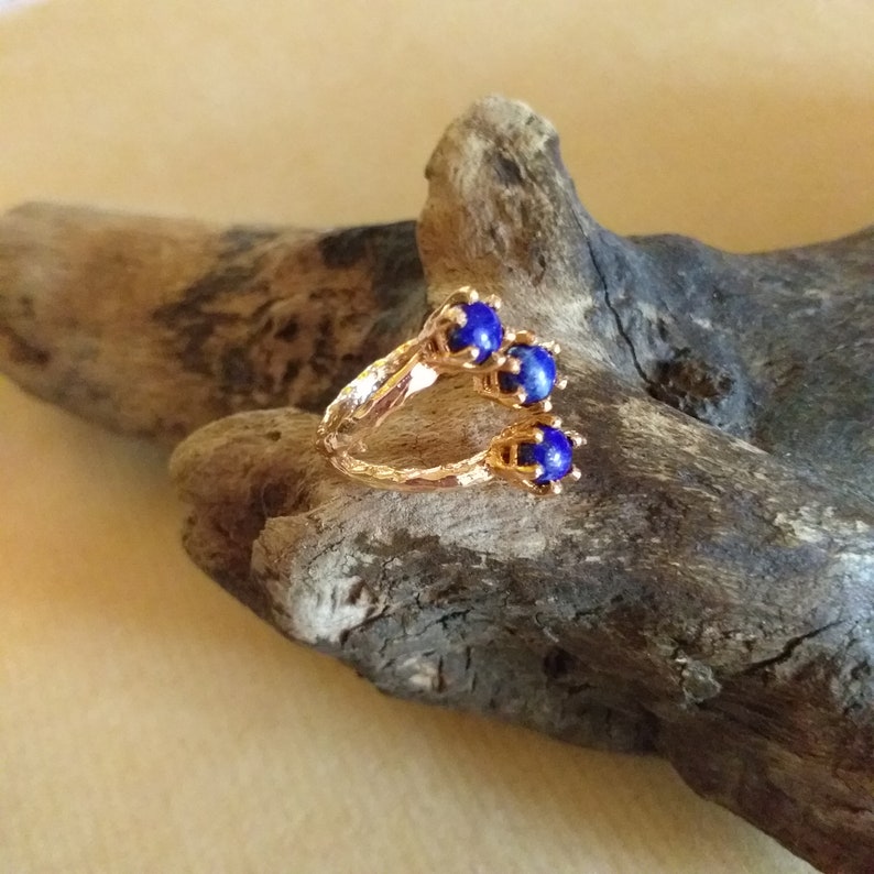 Bague r\u00e9glable en laiton plaqu\u00e9 or rose sertie de 3 cabochons ronds en lapis lazuli de 5 mm