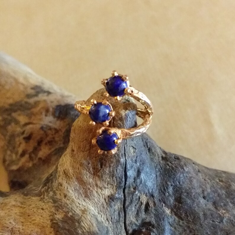 Bague r\u00e9glable en laiton plaqu\u00e9 or rose sertie de 3 cabochons ronds en lapis lazuli de 5 mm