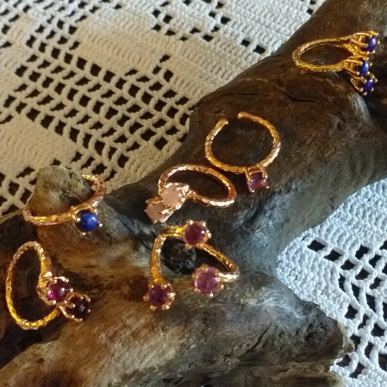 Bague r\u00e9glable en laiton plaqu\u00e9 or rose sertie de 3 cabochons ronds en lapis lazuli de 5 mm