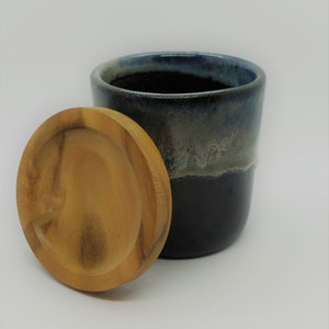 Handgemachte Keramik Tasse / Becher mit Teak Holz Convertible Untersetzer Deckel