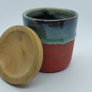 Roter Ahorn handgemachte Keramik Tasse / Becher mit Teak Holz Convertible Untersetzer Deckel