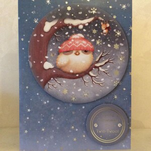 Handgemaakte schattige uil kerstkaart. Leuke kerstkaart, kinderkerstkaart, feestelijke kaart, kaart voor Kerstmis, vrolijke kerstkaart