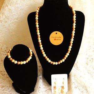 Conjunto de joyería de cuentas hecho a mano: collar, pulsera y pendientes en tonos dorados