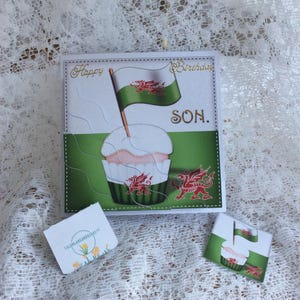 Carte d'anniversaire gallois Cup Cake pour fils, voeux d'anniversaire, anniversaire du pays de Galles, drapeau gallois, salutations gallois, Penblwydd Hapus, carte découpée
