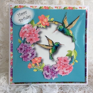 Mooie kolibrie dames verjaardagskaart, vrouwelijke verjaardagskaart, verjaardagsgroeten, maat 8 x 8 inch, gratis cadeaulabels, gedrukte insteek