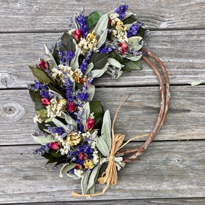 Weinrebenkranz aus tiefblauen und roten Rosen, 38 cm
