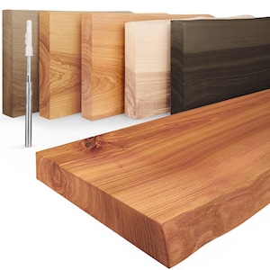 Könnte beinhalten: Nahaufnahme einer Holzregal mit einer natürlichen Holzoptik. Das Regal ist dick und hat eine lebende Kante. Das Regal wird in fünf verschiedenen Holzfarben gezeigt: natur, hellbraun, mittelbraun, dunkelbraun und schwarz.