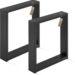 Può includere: Due gambe per tavolo quadrate in metallo nero. Ogni gamba ha un telaio rettangolare con fori preforati per il montaggio. Piccole etichette sono attaccate a ciascuna gamba.