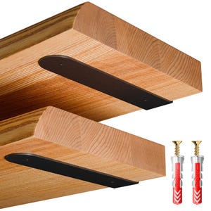 Könnte beinhalten: Zwei Holzregale mit schwarzen Metallhalterungen. Die Regale bestehen aus hellfarbigem Holz mit sichtbarer Maserung. Zwei goldfarbene Schrauben mit rot-weißen Dübeln sind ebenfalls zu sehen, was auf ein Montageset hindeutet.
