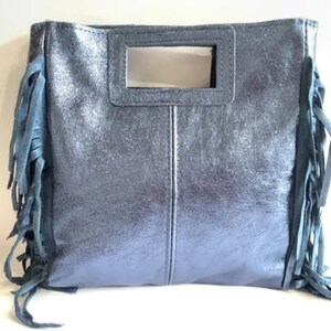 Lederhandtasche oder Umhängetasche mit langem Riemen und Fransen