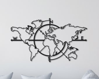 Puede incluir: Arte de pared de metal negro que representa un mapa del mundo con una superposición de brújula. El mapa está delineado en negro y presenta los continentes de América del Norte, América del Sur, Europa, Asia, África y Australia. La brújula presenta las direcciones cardinales: Norte, Sur, Este y Oeste.